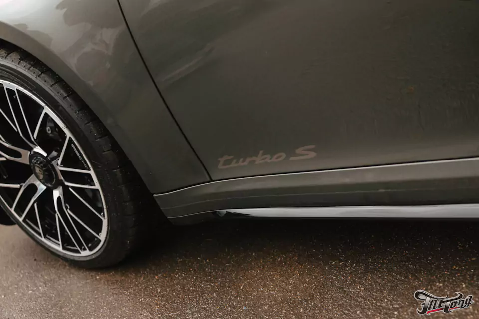 Забронировали Porsche 911 (992) Turbo S Cabriolet прозрачным глянцевым полиуретаном, защитили глянец в салоне, обработали кожу керамикой и обработали мягкую крышу
